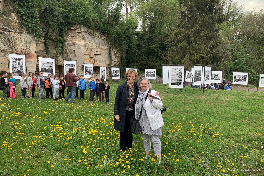Fotografinnen Silke Geister (li) und Christiane Eisler (re) vor ihrer Ausstellung "Luxus Arbeit" im Rahmen der Fotobiennale usimages 2019, Cramoisy, Frankreich, 2019. © Martin Zitzlaff, www.zitzlaff.com